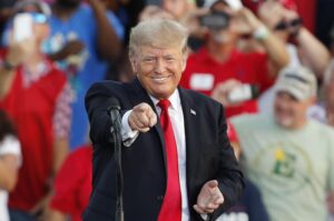 Read more about the article Trump ensaia 2024 com forte presença na campanha republicana às intercalares