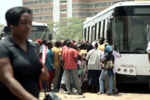 Read more about the article Transportes coletivos voltam hoje à lotação máxima, mas taxistas mantêm paralisação