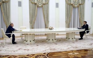 Read more about the article Macron recusou ser testado à covid-19 antes da reunião com Putin
