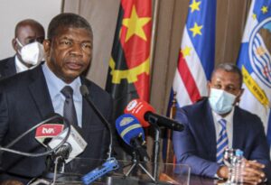 Read more about the article PR de Angola paga “dívida” em São Vicente em dia descontraído em Cabo Verde