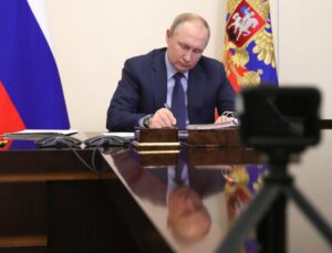 Read more about the article Putin assina lei que pune “informações falsas” sobre ações de Moscovo no estrangeiro