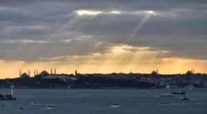 Read more about the article Turquia bloqueia navios militares nos estreitos do Bósforo e de Dardanelos