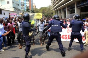 Read more about the article Omunga exorta PR a acabar com “arbitrariedade e atrocidades” da polícia em manifestações