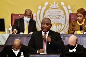 Read more about the article PR da África do Sul escoltado para fora do Parlamento após tumultos do EFF