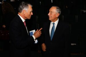 Read more about the article Presidente português condecora seu antecessor Cavaco Silva