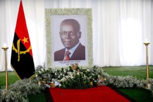 Read more about the article Filhos mais velhos de Eduardo dos Santos aceitam funeral nacional, mas só depois das eleições
