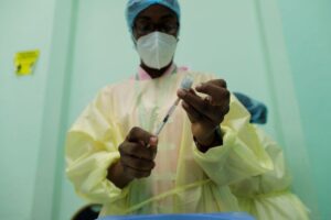 Read more about the article Autoridades de Saúde sul-africanas anunciam primeira morte relacionada com vacina contra a covid-19