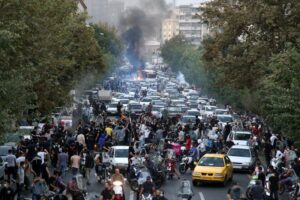 Read more about the article Pelo menos 41 mortos e 1.186 detidos em protestos no Irão pela morte de Mahsa Amini