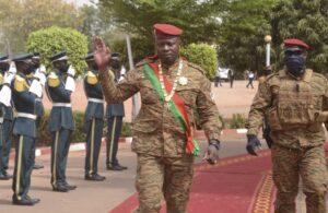 Read more about the article Líder da Junta de Burkina-Faso apresenta finalmente a demissão após golpe