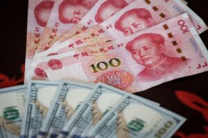 Read more about the article Moeda chinesa recua face ao dólar para valor mais baixo desde crise de 2007