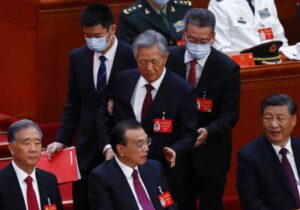 Read more about the article Ex-presidente chinês Hu Jintao escoltado para fora do congresso do Partido Comunista