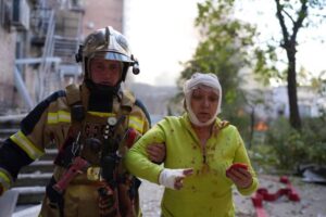 Read more about the article Pelo menos oito mortos e 24 feridos em bombardeamentos em Kiev