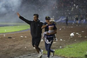 Read more about the article Balanço de tumultos em estádio na Indonésia sobe para 174 mortos