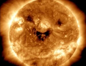 Read more about the article NASA divulga foto do Sol “a sorrir” – mas o sorriso não traz boas notícias para a Terra