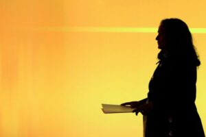 Read more about the article Autorizada venda de ações penhoradas a Isabel dos Santos