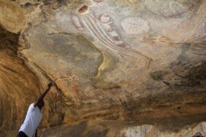 Read more about the article As misteriosas pinturas rupestres que “caíram do céu” no Namibe
