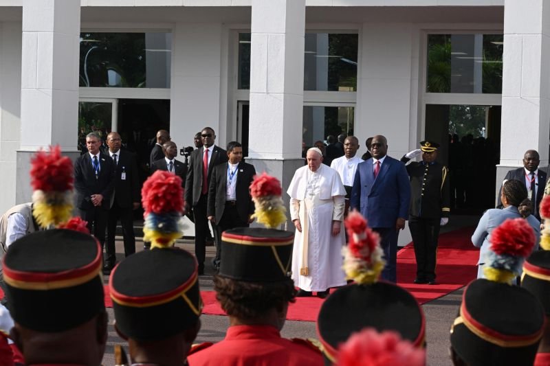 Papa Francisco denuncia “colonialismo económico” reinante em África