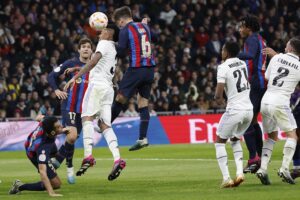 Read more about the article Autogolo de Militão dá vantagem ao FC Barcelona nas ‘meias’ da Taça do Rei