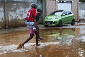 Read more about the article Chuva continua sem dar tréguas a Luanda onde as estradas se transformaram em rios