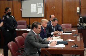 Read more about the article Trump deixa tribunal criminal de Manhattan após declarar-se inocente de 34 acusações
