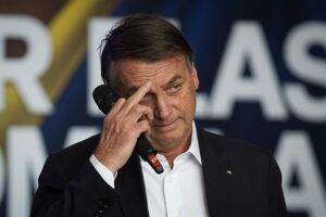 Read more about the article Ex-Presidente do Brasil pede desculpa por difundir informação falsa sobre vacina contra a covid-19