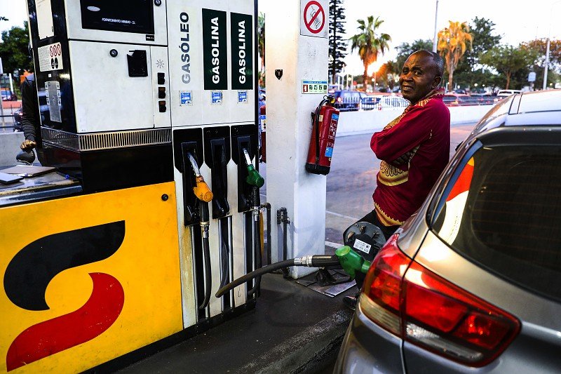 Federação angolana de transportadores rodoviários aplaude retirada de subsídios aos combustíveis