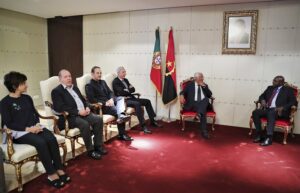 Read more about the article PM português convida JLO para as comemorações dos 50 anos do 25 de Abril