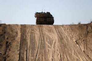 Read more about the article Dezenas de foguetes disparados da Faixa de Gaza em direção a Israel