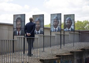 Read more about the article Governo sul-africano diz que vai impedir leilão de artefactos históricos de Mandela