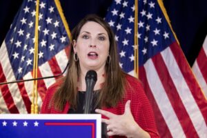 Read more about the article Líder de órgão Republicano demite-se perante decisões de Trump