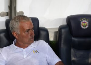 Read more about the article Mourinho suspenso por três jogos por agressão a técnico do Galatasaray