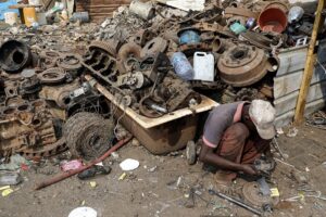 Read more about the article Sucateiras em Angola rendem milhões e negam promoção de vandalismo