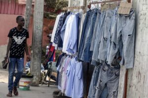 Read more about the article Variação cambial e taxas de importação complicam negócio da roupa usada em Angola