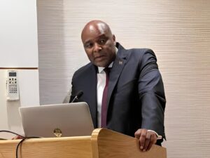 Read more about the article Ministro das Obras Públicas em visita ao Uíge para avaliar obras paradas e resolver problemas de infraestrutura