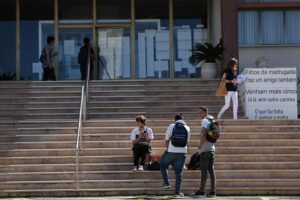 Read more about the article Ano letivo em Portugal arranca com 60% das escolas abertas, mas milhares de professores em falta
