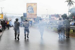 Read more about the article Polícia carrega sobre manifestantes no centro de Maputo