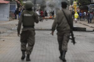 Read more about the article Dois polícias torturados e mortos no centro de Moçambique