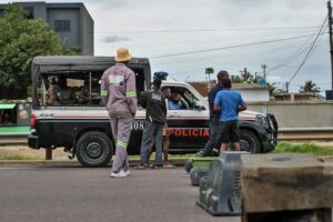 Read more about the article Na periferia, andar a pé é a solução quando até o carro da polícia moçambicana recua