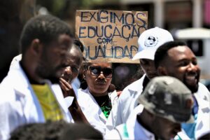 Read more about the article Professores de 12 escolas moçambicanas impedem exames finais e exigem pagamento de horas extras