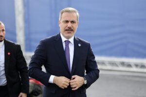 Read more about the article Turquia diz que convenceu a Rússia e o Irão a não intervirem na queda do regime sírio