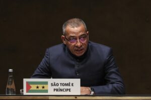Read more about the article Presidente são-tomense nomeia 10 ministros para Governo de Américo Ramos
