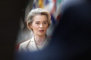 Read more about the article Von der Leyen pede entrega imediata de mais armas e munições à Ucrânia