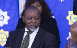 Read more about the article Ministro sul-africano ameaça não enviar mais recursos naturais para os EUA