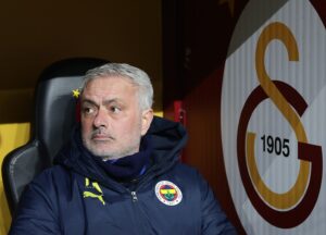 Read more about the article José Mourinho rejeita acusações de racismo e vai pedir indemnização