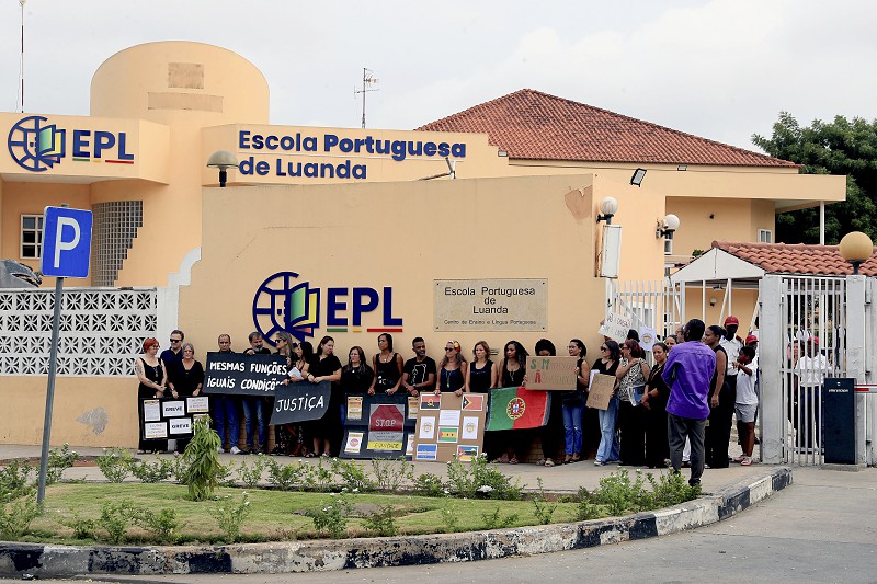 Professores da Escola Portuguesa de Luanda em greve criticam silêncio do Governo