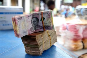 Read more about the article Consumidores angolanos mantêm confiança mas menos otimistas sobre a economia