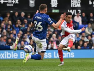 Read more about the article Arsenal vence e adia festa do título do Liverpool, Vitor Pereira bate Ruben Amorim