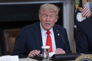 Read more about the article Trump confirma conversa telefónica com Maduro enquanto Venezuela pede ajuda à OPEP