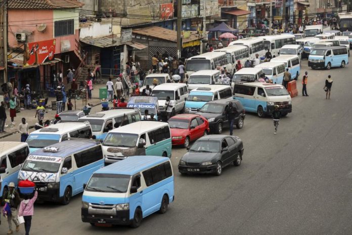 Luanda respira alívio após “dias de guerra”, mas teme agravamento do desemprego