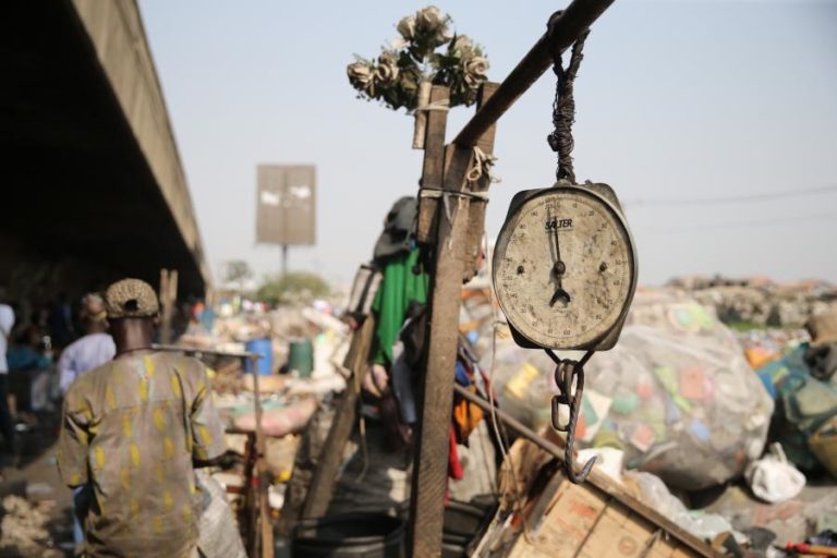 Governo angolano interdita negócio de sucateiras e casas de pesagem de ferro